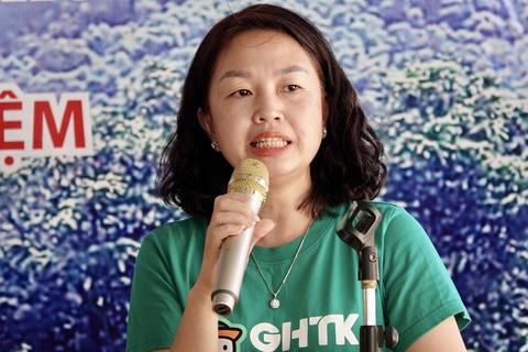 Hai phòng học khang trang được xây dựng bên triền sông Mã từ tấm lòng bạn đọc - Ảnh 3. Bà Hàn Thị Thủy - phó giám đốc truyền thông đối ngoại, Công ty cổ phần Giao Hàng Tiết Kiệm - phát biểu tại buổi lễ - Ảnh: NGỌC QUANG