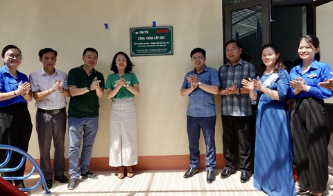 Hai phòng học khang trang được xây dựng bên triền sông Mã từ tấm lòng bạn đọc - Ảnh 3. Đại diện nhà tài trợ, báo Tuổi Trẻ và cấp ủy, chính quyền địa phương bàn giao công trình phòng học ở khu Phé cho Trường mầm non Phú Xuân quản lý, sử dụng - Ảnh: NGỌC QUANG