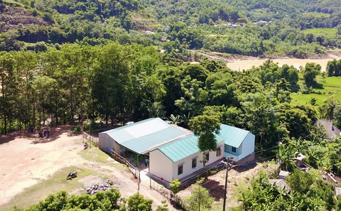 Hai phòng học khang trang được xây dựng bên triền sông Mã từ tấm lòng bạn đọc - Ảnh 1. Hai phỏng học mới khang trang, kiên cố (bìa phải ảnh) vừa được đưa vào sử dụng tại điểm trường khu Phé, xã Phú Xuân, huyện Quan Hóa (Thanh Hóa) - Ảnh: NGỌC QUANG