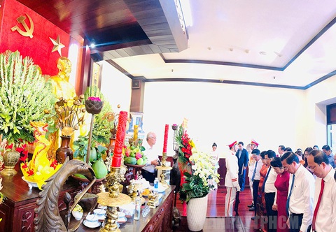 Đoàn đại biểu TP.HCM dâng hương kỷ niệm 135 ngày sinh Chủ tịch Tôn Đức Thắng - Ảnh 2. Đoàn đã dành phút mặc niệm để tưởng nhớ công lao của Chủ tịch Tôn Đức Thắng và các anh hùng liệt sĩ đã hy sinh vì độc lập tự do của Tổ quốc - Ảnh: WEB THÀNH ỦY