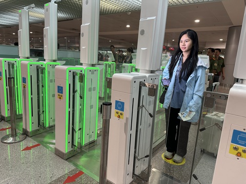 Bao nhiêu sân bay tại Việt Nam áp dụng xuất, nhập cảnh tự động? - Ảnh 1. Tính tới 18-8 có năm sân bay tại Việt Nam áp dụng xuất, nhập cảnh tự động phục vụ hành khách - Ảnh: CÔNG TRUNG