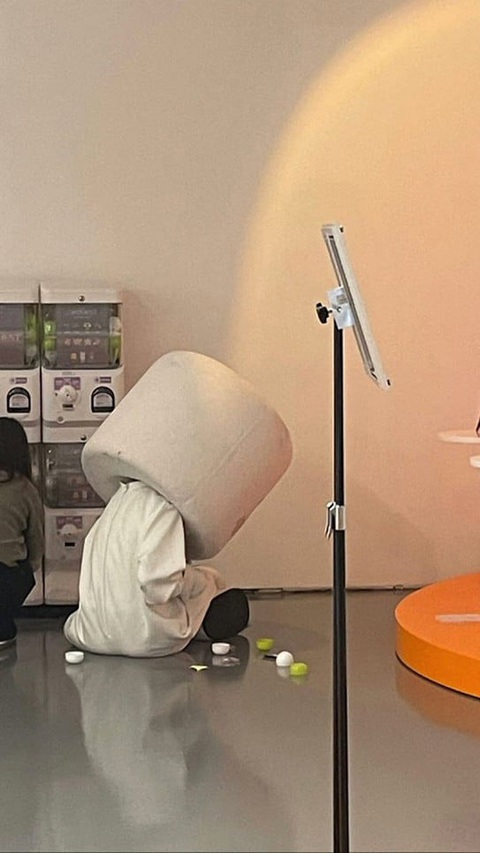 IU chiều fan hết cỡ, đội mascot kẹo dẻo đi giao lưu - Ảnh 3. Loạt hình ảnh IU đội mascot tại sự kiện được fan chia sẻ