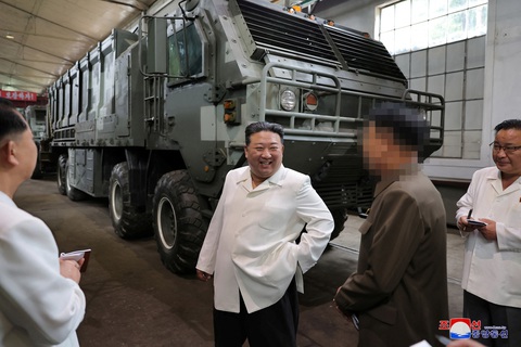 Ông Biden muốn gặp ông Kim Jong Un vô điều kiện - Ảnh 1. Nhà lãnh đạo Triều Tiên Kim Jong Un thăm một nhà máy quốc phòng trong bức ảnh được công bố ngày 14-8 - Ảnh: KCNA