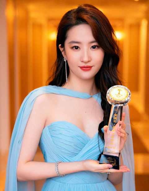 Lưu Diệc Phi đoạt giải Lưu Diệc Phi đoạt giải Nữ diễn viên chính xuất sắc tại Liên hoan phim Quốc tế Macau lần thứ 13.