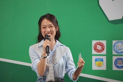 MC Khánh Vy sẽ đồng hành cùng với các bạn sinh viên trong chương trình này, cùng với đồng nghiệp - MC Quang Bảo - Ảnh: T.ĐIỂU MC Khánh Vy sẽ đồng hành với các bạn sinh viên trong chương trình này, cùng với đồng nghiệp - MC Quang Bảo - Ảnh: T.ĐIỂU