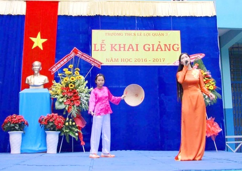 Những nghệ sĩ đường phố triệu view - Kỳ 5: Cô giáo, hoa hậu Mai Phương Thảo hát tình ca - Ảnh 3. Cô giáo triệu view Mai Phương Thảo hát cùng học sinh tại Trường Lê Lợi - Ảnh: NVCC