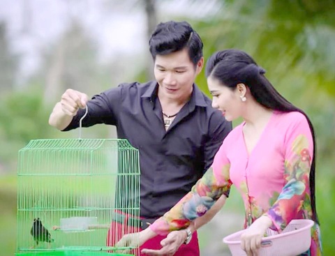 Những nghệ sĩ đường phố triệu view - Kỳ 5: Cô giáo, hoa hậu Mai Phương Thảo hát tình ca - Ảnh 1. Cặp đôi Mai Phương Thảo - Cổ Thạch Xuyên có rất nhiều khán giả ái mộ - Ảnh: NVCC