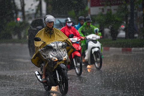 Vùng núi Bắc Bộ mưa to, cảnh báo lũ quét, sạt lở đất ở Yên Bái, Lào Cai, Lai Châu trong 6 giờ tới - Ảnh 1. Ngày 18 và 19-8, khu vực Bắc Bộ mưa to đến rất to - Ảnh: NAM TRẦN