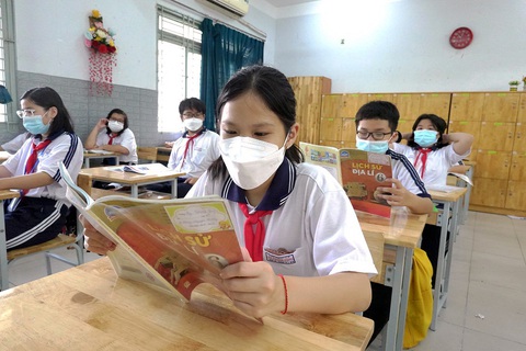 Nên điều chỉnh môn tích hợp ra sao? - Ảnh 1. Học sinh lớp 6/6 Trường THCS Lý Thánh Tông, Q.8, TP.HCM trong một tiết học môn lịch sử - địa lý - Ảnh: NHƯ HÙNG