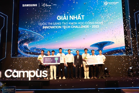 Tổng kết dự án phát triển nhân tài công nghệ Samsung Innovation Campus 2022-2023 - Ảnh 1. Ông Choi Joo Ho trao giải cho 2 đội thi đạt giải nhất cuộc thi Sáng tạo Khoa học công nghệ “Innovation Tech Challenge - 2023”