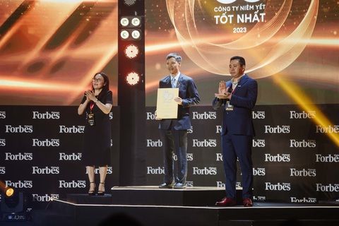 Phân bón Cà Mau vào Top 50 doanh nghiệp niêm yết tốt nhất 2023- Ảnh 1. Ông Nguyễn Đức Hạnh, thành viên hội đồng quản trị, chủ tịch Công đoàn PVCFC, thay mặt công ty nhận vinh danh tại Lễ trao Top 50 công ty niêm yết tốt nhất năm 2023 của Forbes Việt Nam