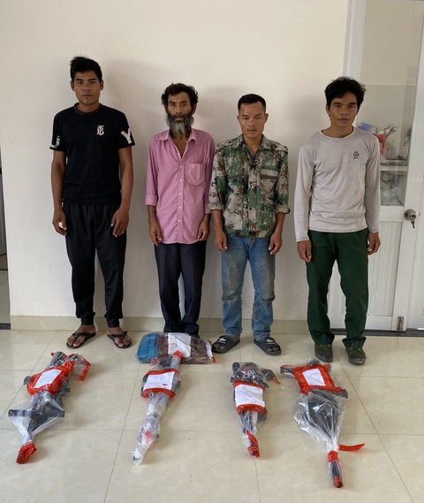 Ngoài Kpă Lơi mang vũ khí quân dụng, 3 người còn lại trong nhóm mang theo súng hơi bắn đạn chì - Ảnh: THANH TRẦN Ngoài Kpă Lơi mang vũ khí quân dụng, 3 người còn lại trong nhóm mang theo súng hơi bắn đạn chì - Ảnh: THANH TRẦN
