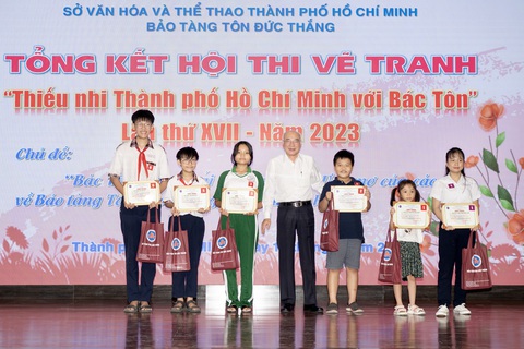 Ông Phan Nguyễn Như Khuê - trưởng Ban Tuyên giáo Thành ủy TP.HCM - trao giải cho các em nhỏ - Ảnh: QUỐC THANH Ông Phan Nguyễn Như Khuê - trưởng Ban Tuyên giáo Thành ủy TP.HCM - trao giải cho các em nhỏ - Ảnh: QUỐC THANH