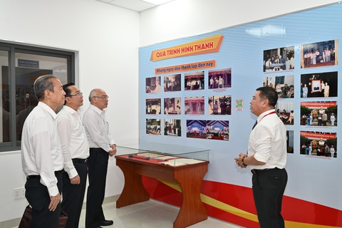 Các lãnh đạo tham quan phòng truyền thống của Bảo tàng Tôn Đức Thắng - Ảnh: QUỐC THANH Các lãnh đạo tham quan phòng truyền thống của Bảo tàng Tôn Đức Thắng - Ảnh: QUỐC THANH