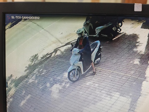 Phát hiện thi thể nữ giáo viên ở Sơn La - Ảnh 1. Hình ảnh trích xuất camera trước khi nữ giáo viên mất tích - Ảnh: Công an cung cấp
