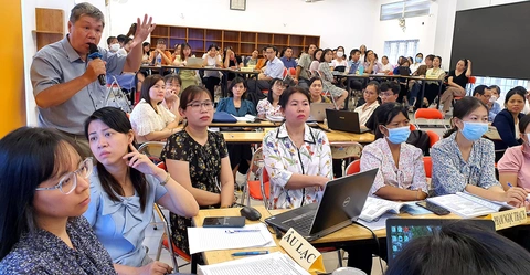Giáo viên lý, hóa, sinh ở TP.HCM trong buổi tập huấn về việc giảng dạy môn khoa học tự nhiên Chương trình giáo dục phổ thông 2018 - Ảnh: H.HG Giáo viên lý, hóa, sinh ở TP.HCM trong buổi tập huấn về việc giảng dạy môn khoa học tự nhiên Chương trình giáo dục phổ thông 2018 - Ảnh: H.HG.