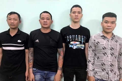 Triệt phá nhóm nghi can cho vay 1, lãi gần 10 lần - Ảnh 1. Các nghi can bị tạm giữ để điều tra về hành vi cho vay lãi nặng - Ảnh: AN BÌNH