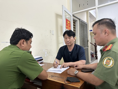 Người đàn ông Hàn Quốc bị truy nã, 'trốn' trong chung cư bị bắt - Ảnh 1. Kim Kyung Sic làm việc với công an - Ảnh: Công an cung cấp