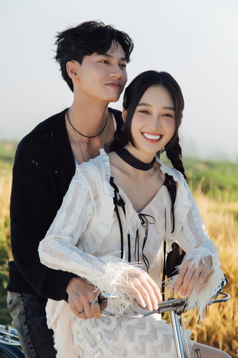 Juky San: “Từ nay về sau, tất cả các MV của tôi đều sẽ quay One Shot" - Ảnh 4. Sau rất nhiều lần phải quay đi quay lại, thậm chí phải bỏ những phân cảnh ưng ý, Em là coffee phiên bản hướng nội cuối cùng cũng đã hoàn thành