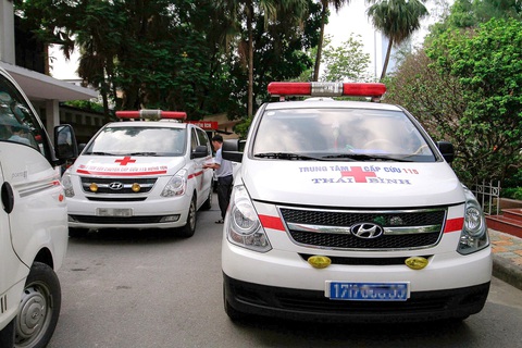 Cấp cứu ngoài bệnh viện: Vừa yếu, vừa thiếu - Ảnh 5. Xe cấp cứu đưa đón bệnh nhân tại Hà Nội - Ảnh: NAM TRẦN