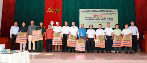9 thuỷ điện trên sông Vu Gia cùng truyền thông phòng tránh giảm nhẹ thiên tai - Ảnh 1. Trao tặng áo phao, áo mưa cho Ban CH PCTT&TKCN huyện Đại