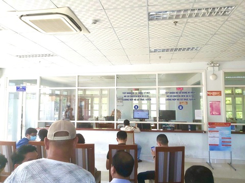 Cấp biển số xe theo mã định danh: Hệ thống ‘thông’, nhiều xe được đăng ký thành công - Ảnh 1. Người dân thực hiện đăng ký biển số theo mã định danh tại Đà Nẵng - Ảnh: Đ.C.
