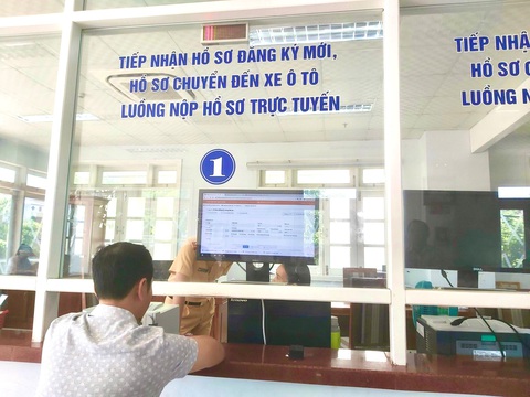 Cấp biển số xe theo mã định danh: Hệ thống ‘thông’, nhiều xe được đăng ký thành công - Ảnh 2. Một số chủ xe cho biết do việc phải đăng ký tạo tài khoản khiến mất nhiều thời gian - Ảnh: Đ.C.