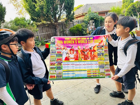 Tuyển Úc có giải an ủi? - Ảnh 1. Nhóm học sinh gốc Việt Trường tiểu học St. Mary's Altona (Úc) hưởng ứng World Cup nữ - Ảnh: TR.N.