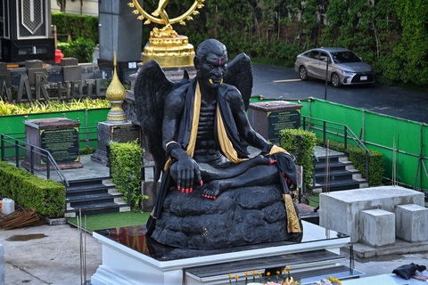Người dân Bangkok yêu cầu di dời một bức tượng lạ - Ảnh 1. Bức tượng đáng sợ khiến nhiều người đi đường kinh hãi ở thủ đô Bangkok của Thái Lan - Ảnh: AFP