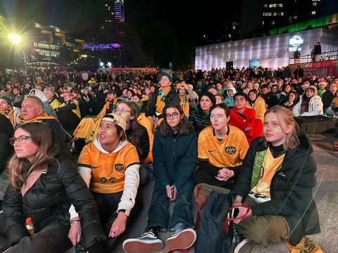 Sam Kerr gọi, chính phủ Úc trả lời - Ảnh 1. CĐV Úc xem trận Úc - Thụy Điển tại FIFA Fanfest Sydney đêm 19-8 - Ảnh: TR.N.