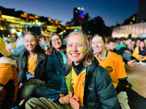 Sam Kerr gọi, chính phủ Úc trả lời - Ảnh 3. CĐV Úc xem trận Úc - Thụy Điển tại FIFA Fanfest Sydney đêm 19-8 - Ảnh: TR.N.