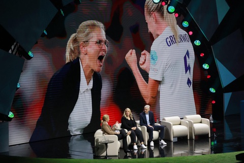 World Cup nữ 2023 ngoạn mục nhất từ trước đến nay - Ảnh 3. Từ trái sang: Cựu HLV tuyển nữ Mỹ Jill Ellis, HLV CLB Chelsea nữ Emma Hayes và Giám đốc phát triển bóng đá toàn cầu của FIFA Arsène Wenger thảo luận tại Đại hội bóng đá nữ - Ảnh: TR.N.