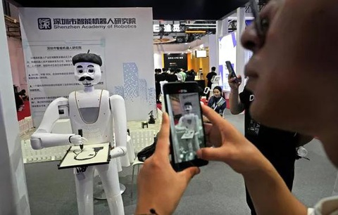 600 robot trên thế giới tham dự "Thế vận hội robot" tại Bắc Kinh - Ảnh 8. Robot nghệ sĩ vẽ hình cho khách tham quan - Ảnh SPUTNIK