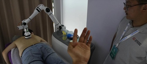 600 robot trên thế giới tham dự "Thế vận hội robot" tại Bắc Kinh - Ảnh 9. Robot mát xa - Ảnh: AP