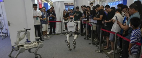 600 robot trên thế giới tham dự "Thế vận hội robot" tại Bắc Kinh - Ảnh 10. Robot điều khiển từ xa - Ảnh: AP