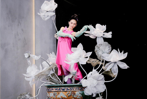 Tạo dáng cùng hoa sen dễ mà không dễ để truyền tải thông điệp Tạo dáng cùng hoa sen dễ mà không dễ để truyền tải thông điệp