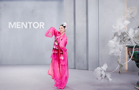 Nghệ sĩ Linh Nga hướng dẫn múa sen trong The New Mentor - Ảnh: BTC Nghệ sĩ Linh Nga hướng dẫn múa sen trong The New Mentor - Ảnh: BTC