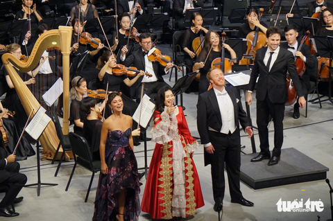 Đào Tố Loan (hàng đầu, giữa) hát cùng hai ca sĩ opera Oliver Johnston (bên phải, hàng đầu) và Corinne Winters (bên trái, hàng đầu) - Ảnh: T.ĐIỂU Đào Tố Loan (hàng đầu, giữa) hát cùng hai ca sĩ opera Oliver Johnston (bên phải, hàng đầu) và Corinne Winters (bên trái, hàng đầu) cùng Dàn nhạc giao hưởng Mặt Trời - Ảnh: T.ĐIỂU