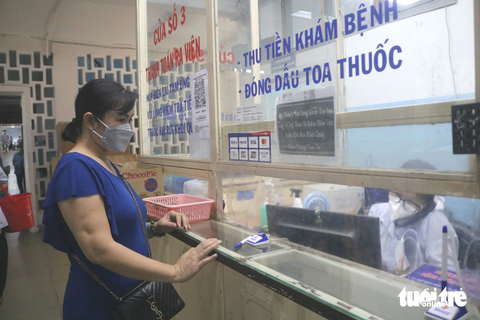 Người bệnh đang được cấp phát thuốc tại bệnh viện trên địa bàn TP.HCM - Ảnh: THU HIẾN Người bệnh đang được cấp phát thuốc tại bệnh viện trên địa bàn TP.HCM - Ảnh: THU HIẾN