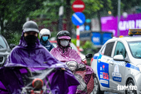 Thời tiết hôm nay 19-8: Bắc Bộ, Nam Bộ mưa to đến rất to - Ảnh 1. Hôm nay thời tiết Bắc Bộ và Nam Bộ có mưa to - Ảnh: NAM TRẦN