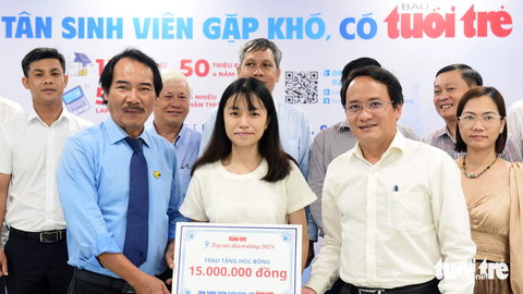 Cam kết cùng bắt tay tiếp sức - Ảnh 1. Suất học bổng Tiếp sức đến trường 2023 đầu tiên được trao cho bạn Trần Thị Hoài Trinh (đã đăng ký ứng tuyển vào Trường ĐH Kinh tế TP.HCM) - Ảnh: DUYÊN PHAN