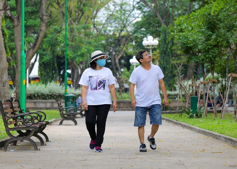 Người lớn tuổi yêu, tại sao không? - Ảnh 1. Những người lớn tuổi có nhau, cùng đi bên nhau, cùng tập thể dục mỗi ngày thật vui - Ảnh: PHƯƠNG QUYÊN