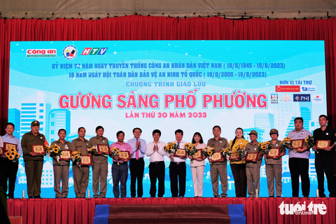 'Gương sáng phố phường' 2023: Vinh danh người hút đinh, dân phòng liều mạng bắt cướp - Ảnh 1. Các cá nhân tiêu biểu trong phong trào toàn dân bảo vệ an ninh Tổ quốc nhận khen thưởng tại chương trình