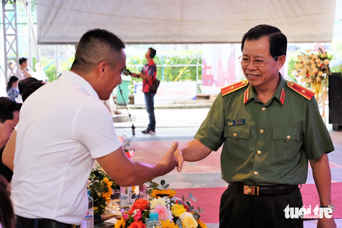 'Gương sáng phố phường' 2023: Vinh danh người hút đinh, dân phòng liều mạng bắt cướp - Ảnh 4. Thiếu tướng Trần Đức Tài, phó giám đốc Công an TP, giao lưu tại chương trình - Ảnh: PHƯƠNG NHI