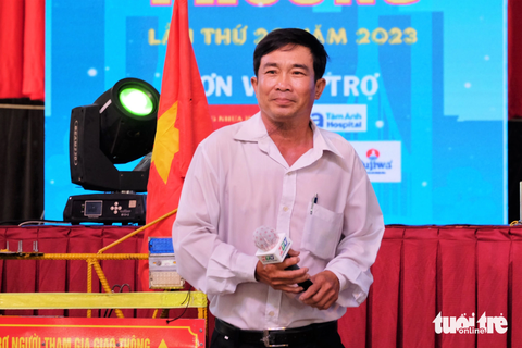 'Gương sáng phố phường' 2023: Vinh danh người hút đinh, dân phòng liều mạng bắt cướp - Ảnh 3. Ông Đinh Minh Cảnh kể về hành trình 17 năm nhặt đinh ở cửa ngõ phía tây TP.HCM - Ảnh: PHƯƠNG NHI