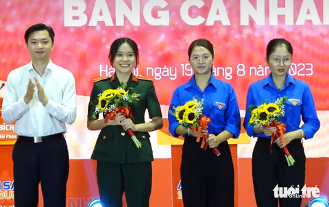 Nữ sinh viên Học viện Khoa học Quân sự chiến thắng 'Ánh sáng soi đường' - Ảnh 1. Anh Nguyễn Minh Triết - bí thư Trung ương Đoàn, chủ tịch Trung ương Hội Sinh viên Việt Nam - tặng hoa cho top 3 thí sinh xuất sắc nhất toàn quốc gồm: Nguyễn Thị Huyền Trang, Phạm Bích Ngọc, Huỳnh Thanh Nga - Ảnh: HÀ THANH