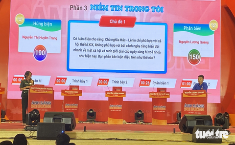 Nữ sinh viên Học viện Khoa học Quân sự chiến thắng 'Ánh sáng soi đường' - Ảnh 2. Thí sinh Huyền Trang (trái) tham gia hùng biện trong phần thi "Niềm tin trong tôi" - Ảnh: HÀ THANH