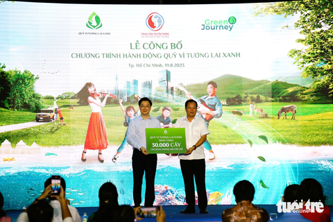 Quỹ vì tương lai xanh hỗ trợ TP.HCM trồng 30.000 cây xanh tại Cần Giờ - Ảnh 1. Ông Lý Minh Tuấn, đại diện Ban điều hành Quỹ vì tương lai xanh, Tập đoàn Vingroup trao biểu trưng tặng cây xanh cho ông Huỳnh Đức Hoàn, trưởng Ban quản lý rừng phòng hộ Cần Giờ - Ảnh: LÊ PHAN