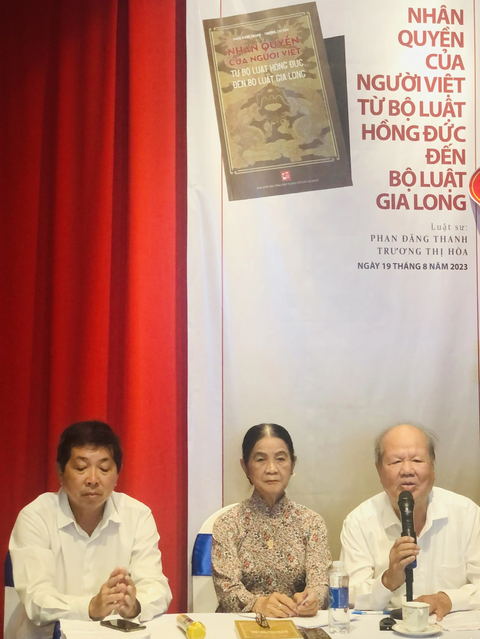 Luật sư Phan Đăng Thanh (bìa phải) và luật sư Trương Thị Hòa (giữa) tại buổi ra mắt sách - Ảnh: HOÀI PHƯƠNG Luật sư Phan Đăng Thanh (bìa phải) và luật sư Trương Thị Hòa (giữa) tại buổi ra mắt sách - Ảnh: HOÀI PHƯƠNG