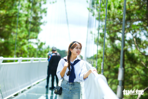 Khai trương Cầu đáy kính nối Thung lũng Tình Yêu - Đồi Mộng Mơ Đà Lạt - Ảnh 1. Du khách tham quan cầu đáy kính Ngàn Thông - Ảnh: ĐỨC THỌ